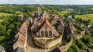 Vue d'une petite brasserie artisanale dans un village médiéval de Vendée